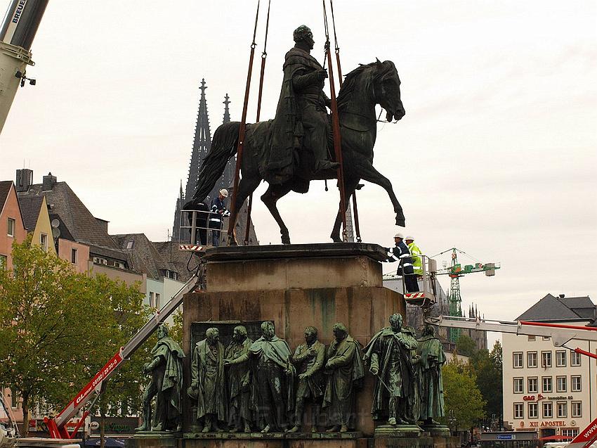 Reiterdenkmal kehrt zurueck auf dem Heumarkt P76.JPG